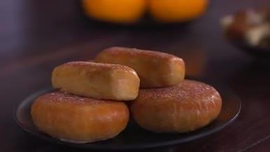 美食食物甜点核桃苹果月饼特写视频的预览图